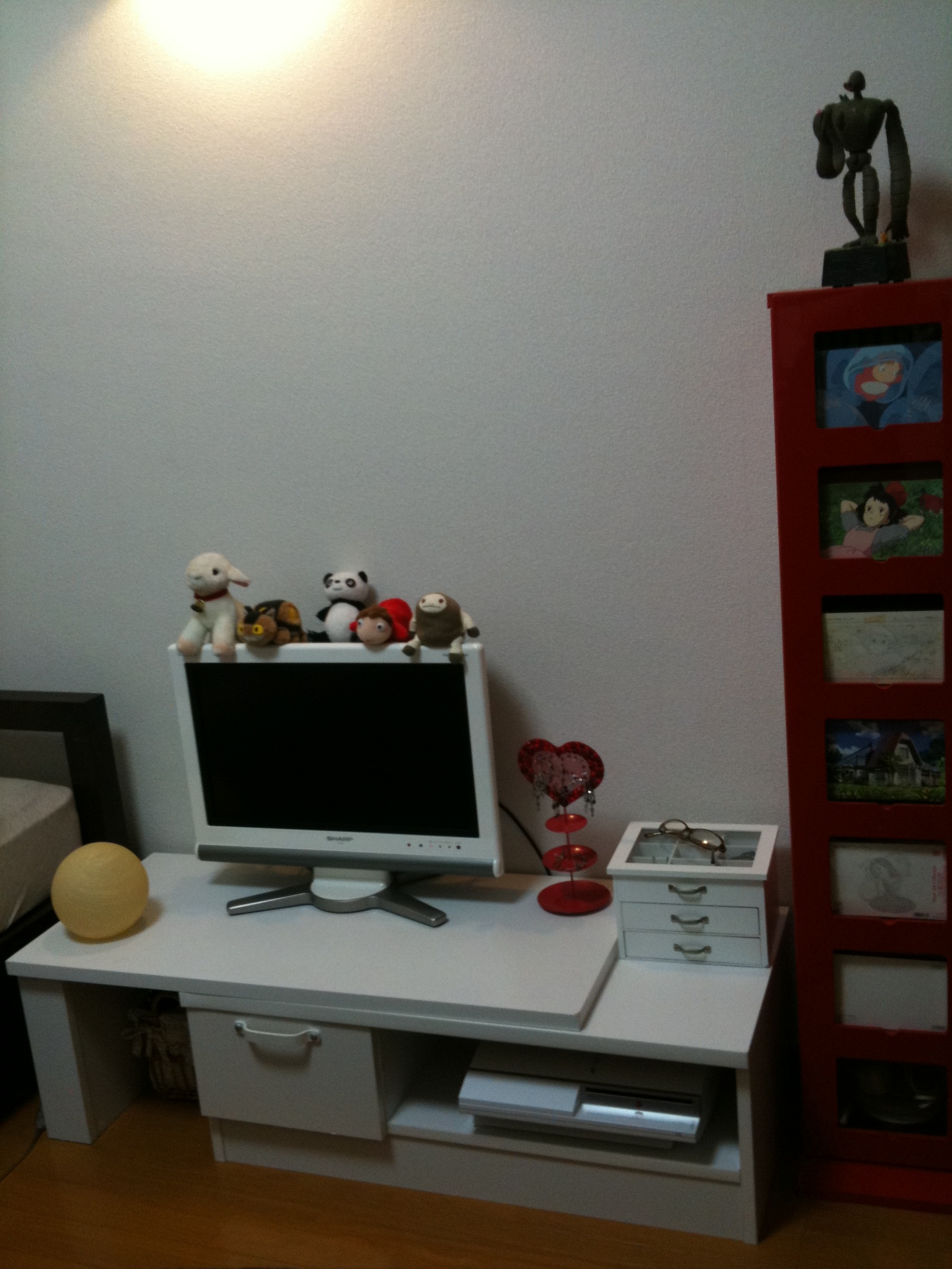 テレビと本棚