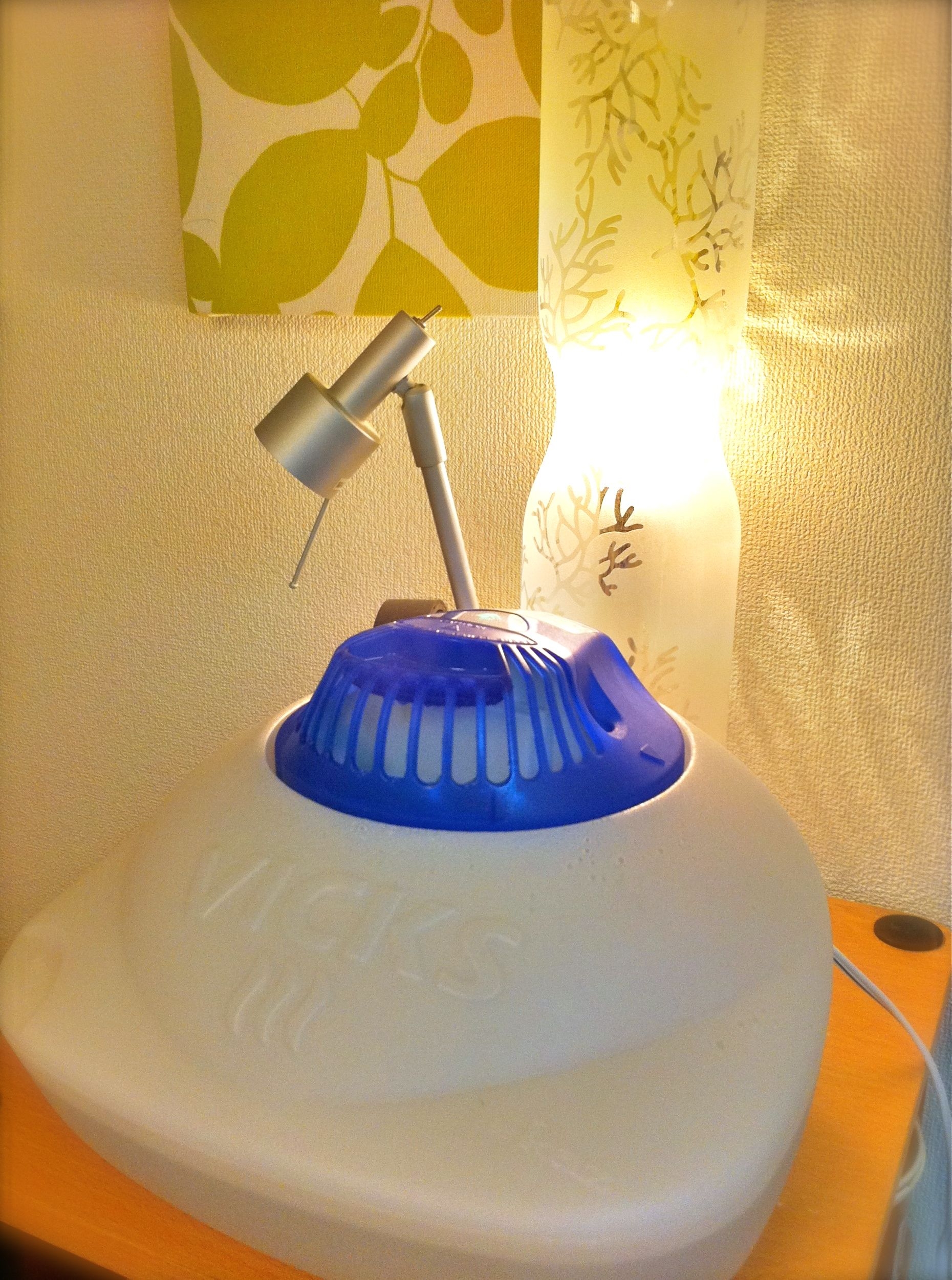 VICKSの加湿器とテーブルランプ