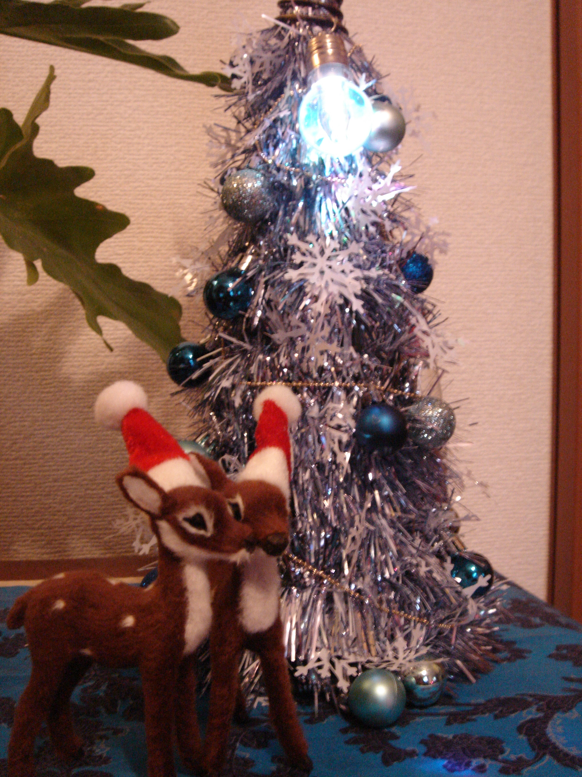 チェストの上のクリスマスツリー