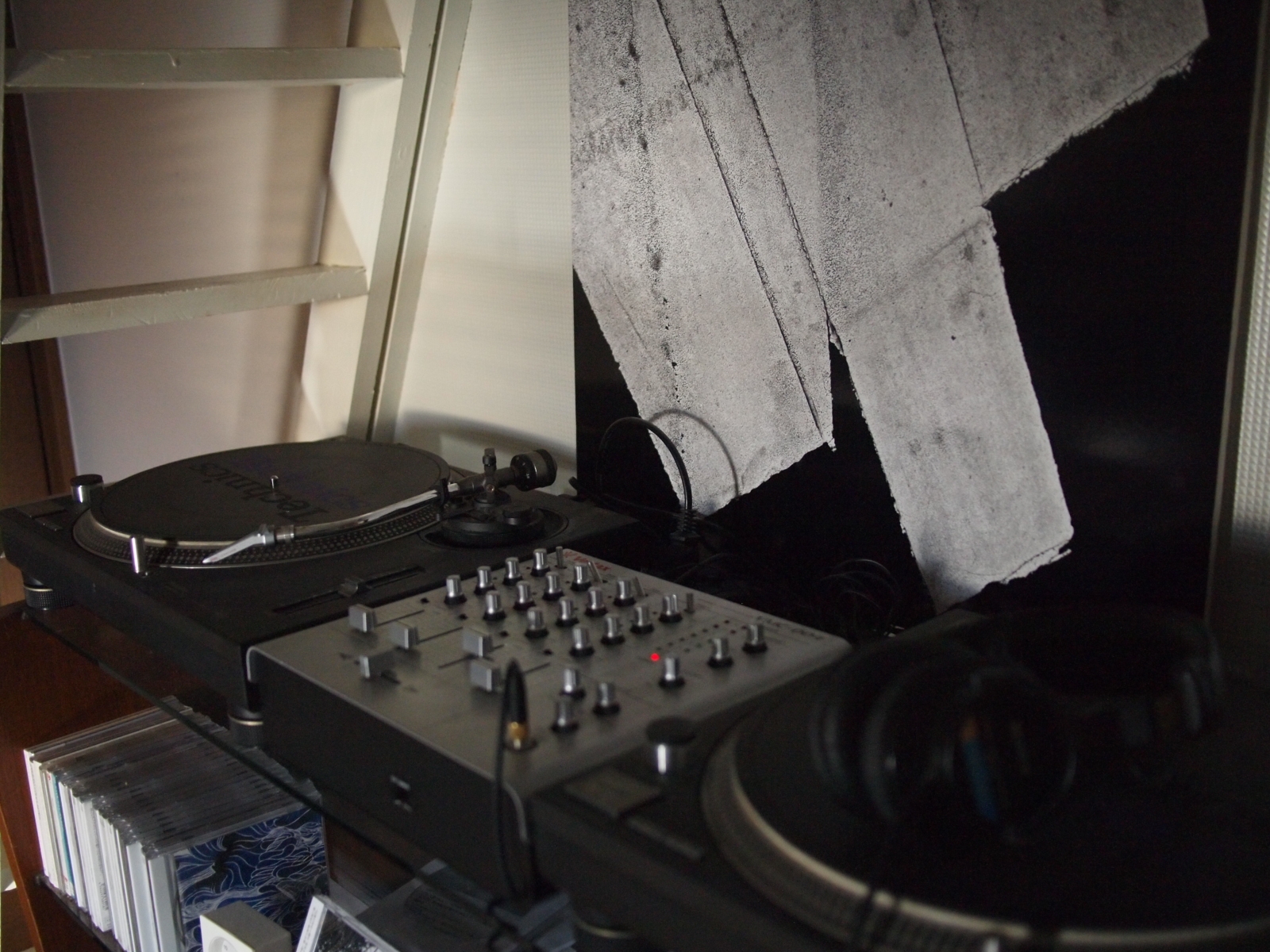 棚はDJブースになってます。