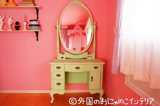 ペパーミントグリーンのドレッサー
