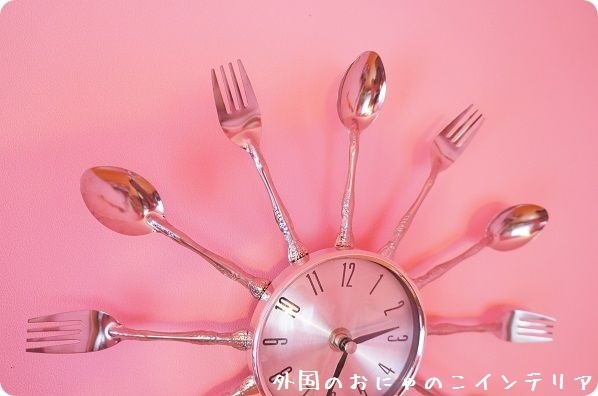 スプーンとフォークの掛け時計