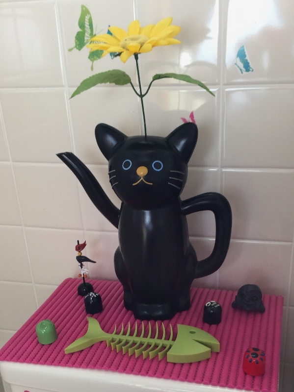 トイレ(ねこじょうろと魚の骨)